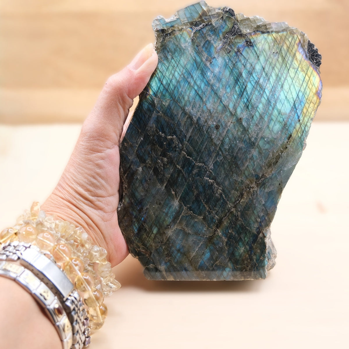 Forme libre 1 face polie Labradorite A n°41- 1474g (Madagascar) - Nature Minérale