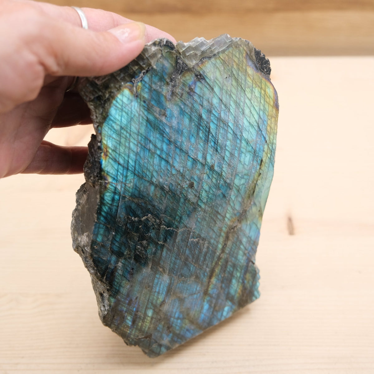Forme libre 1 face polie Labradorite A n°41- 1474g (Madagascar) - Nature Minérale