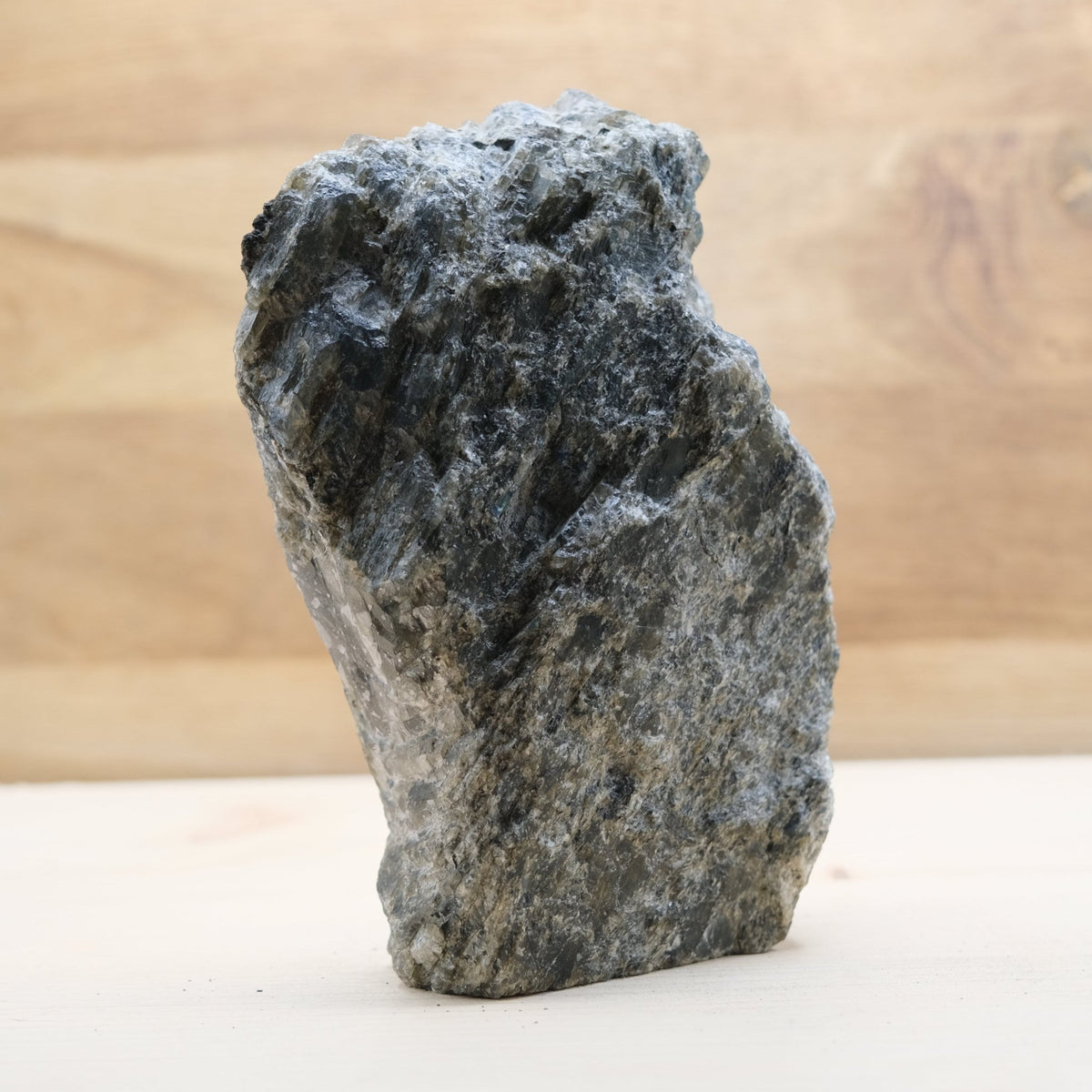 Forme libre 1 face polie Labradorite A n°41- 1474g (Madagascar) - Nature Minérale