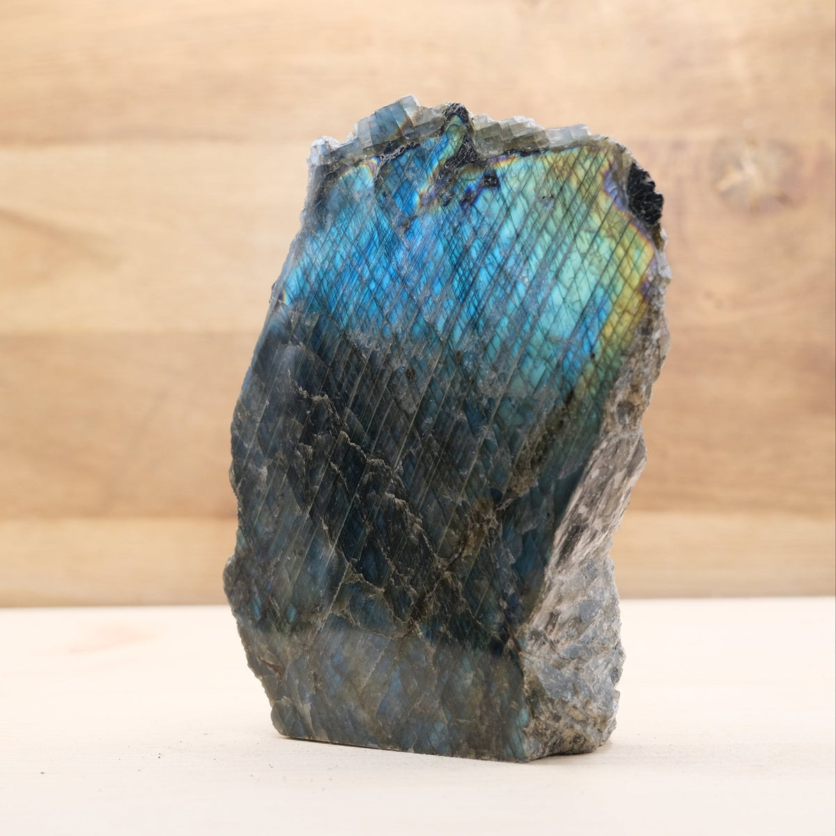 Forme libre 1 face polie Labradorite A n°41- 1474g (Madagascar) - Nature Minérale