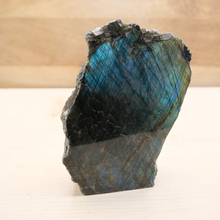 Forme libre 1 face polie Labradorite A n°41- 1474g (Madagascar) - Nature Minérale