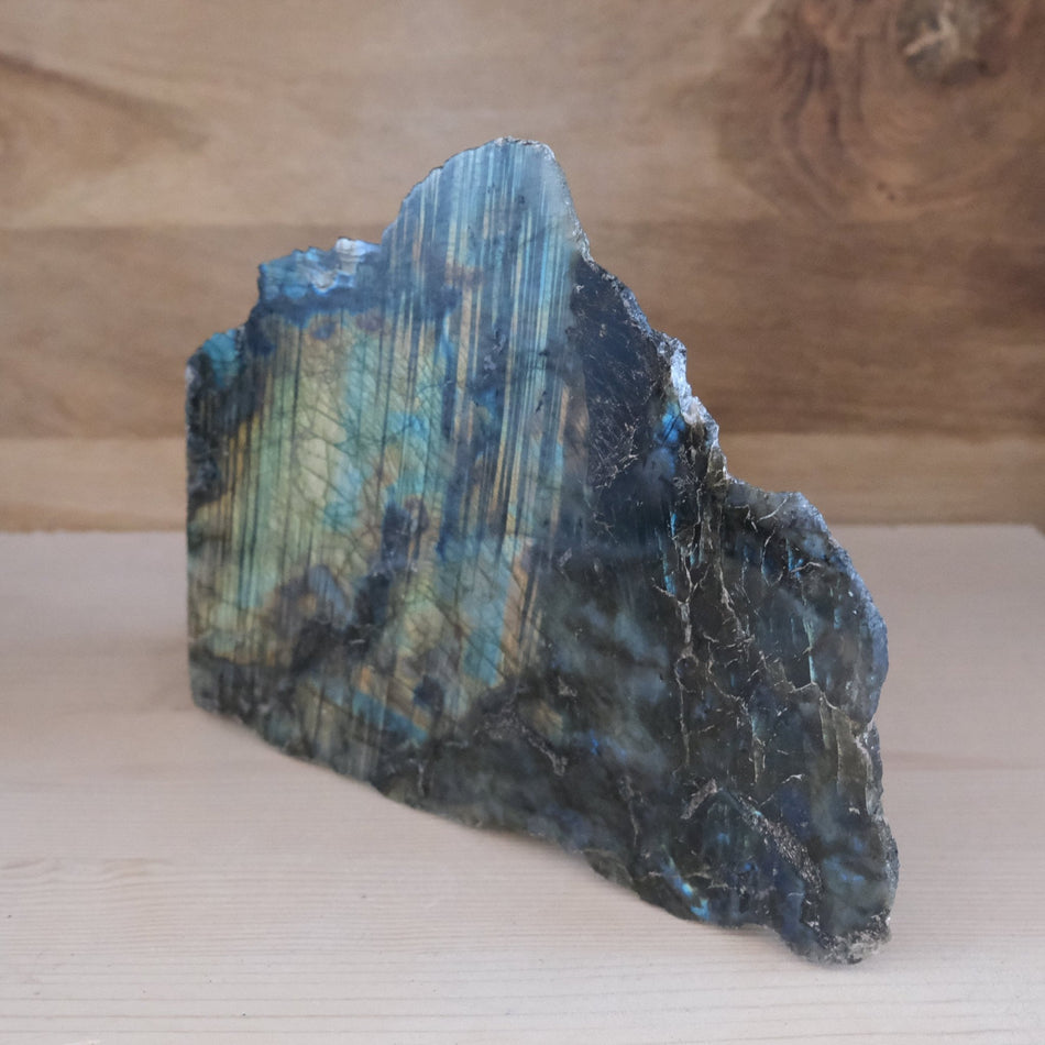 Forme libre 1 face polie Labradorite A n°42- 2080g (Madagascar) - Nature Minérale