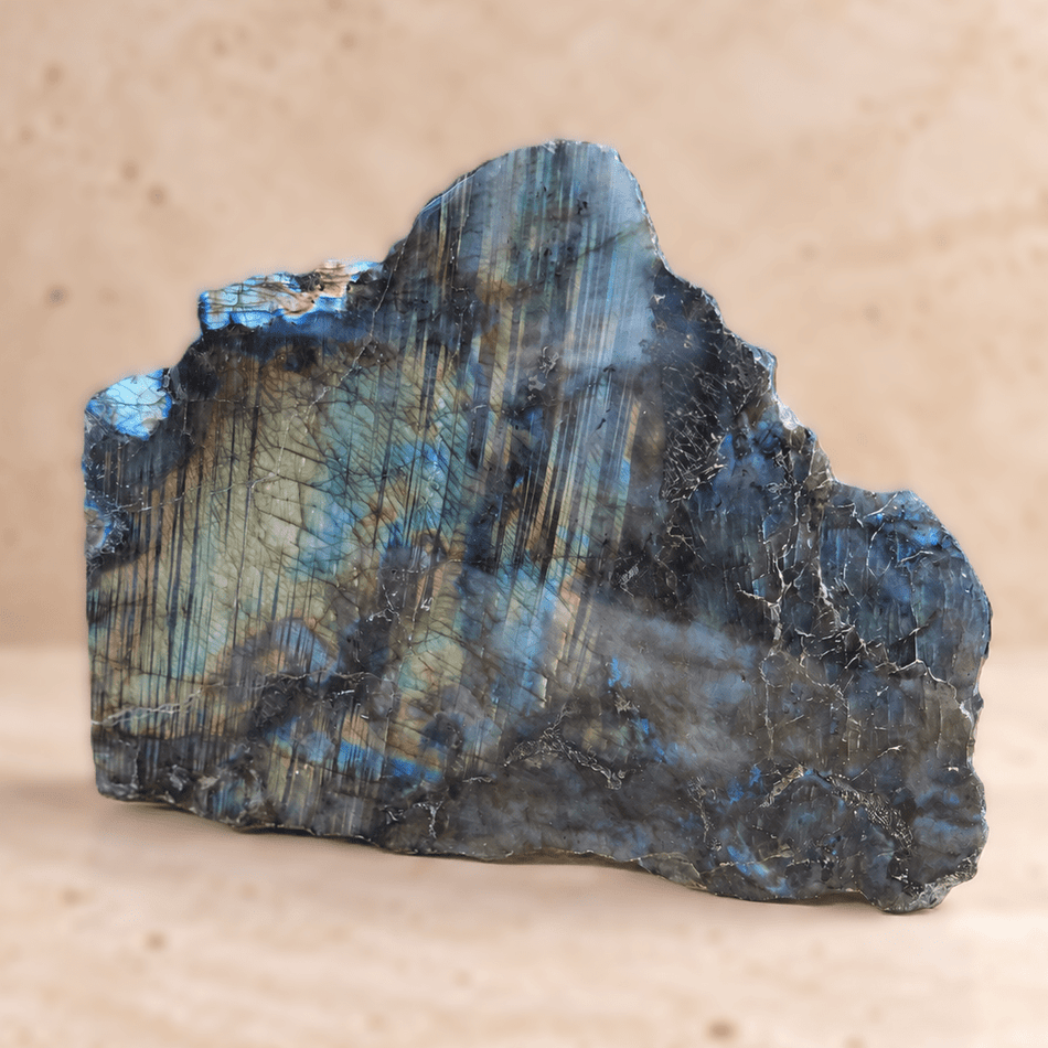 Forme libre 1 face polie Labradorite A n°42- 2080g (Madagascar) - Nature Minérale