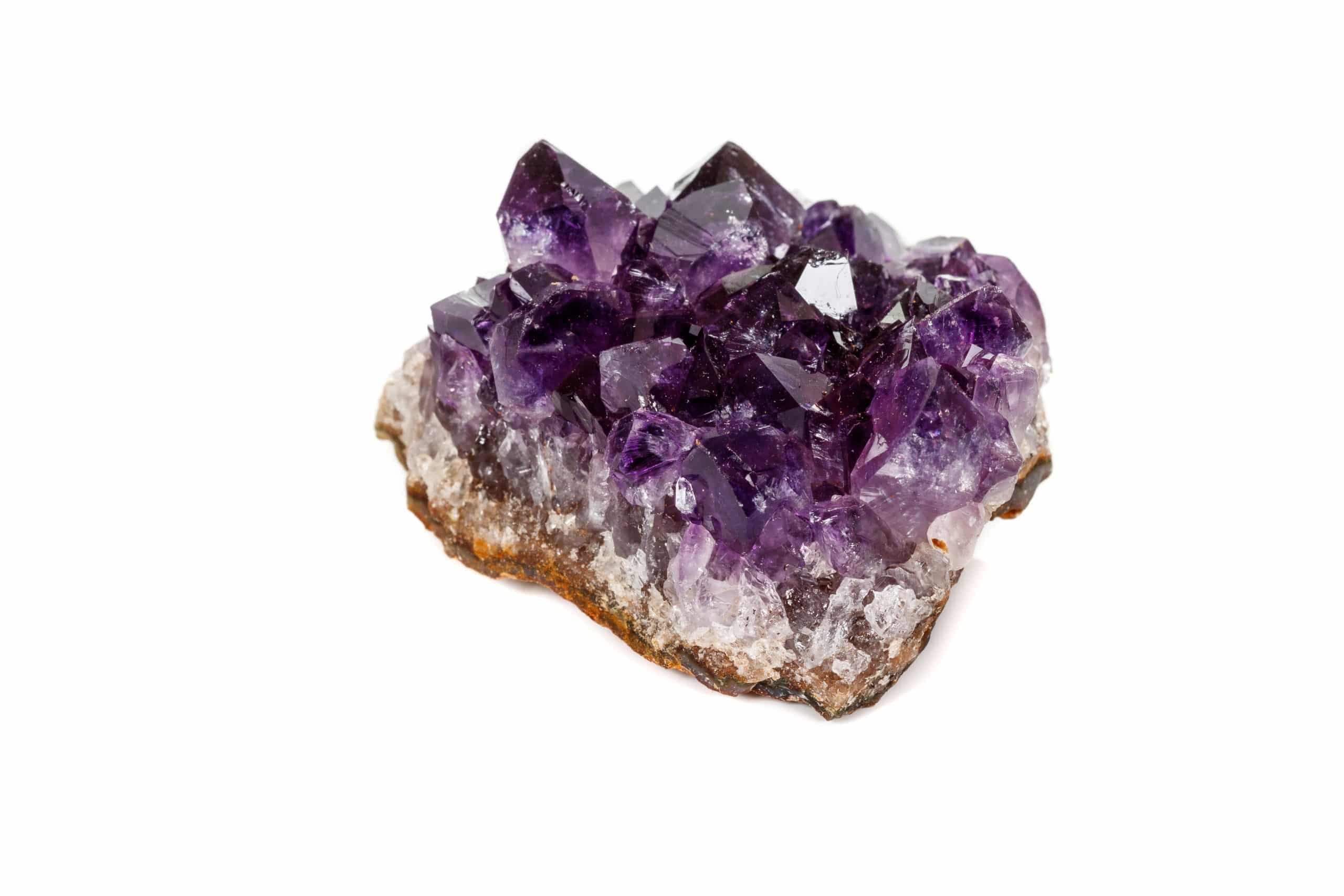 Druse d'Améthyste. Cette pierre violette possède des vertus et des significations en lithothérapie.