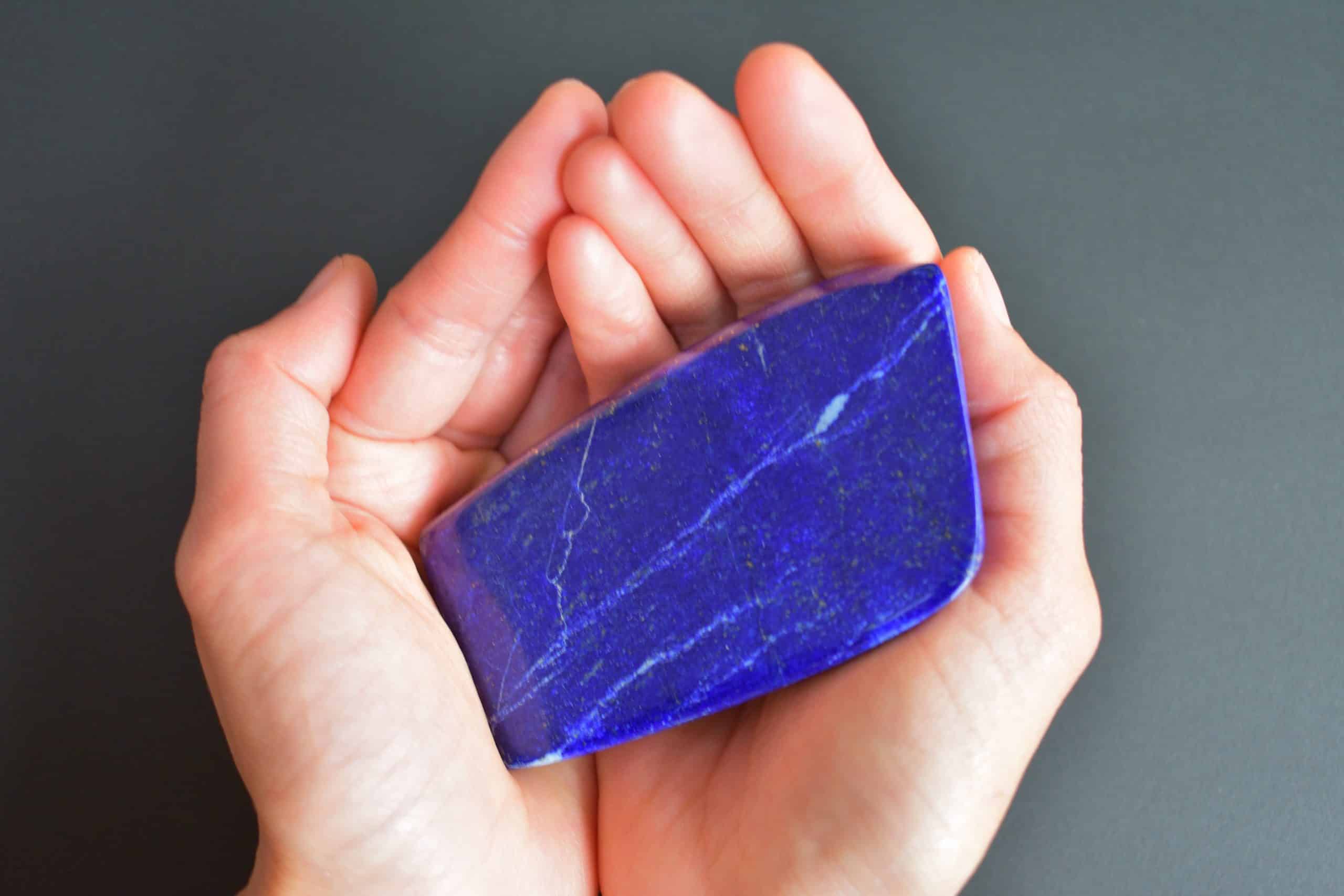 Pierre lapis lazuli remplis de vertus