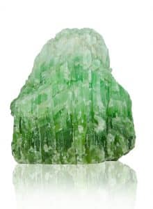 Pierre brute de Jade ou jadéite verte sur fond blanc