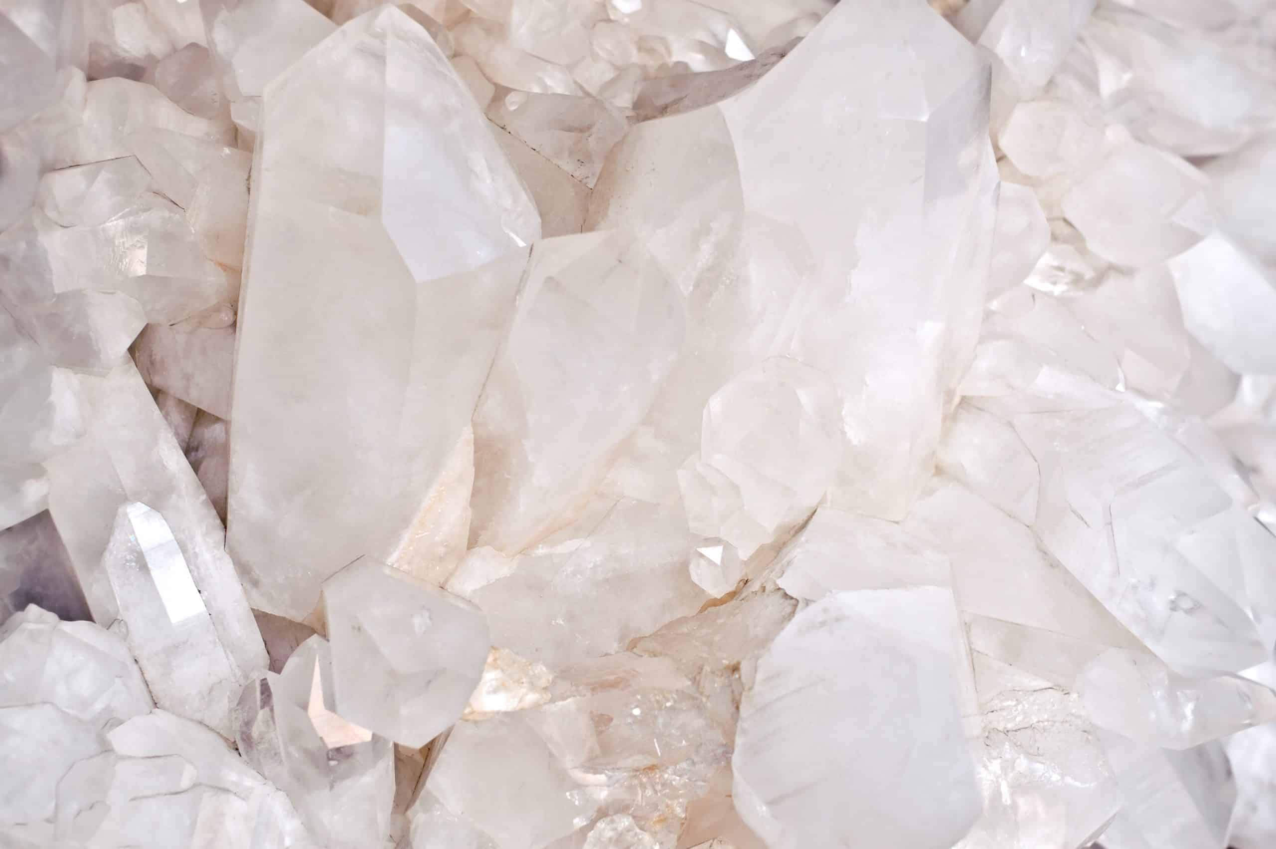 Un amas de pierre de cristal de roche avec des aptitudes extraordinaire.