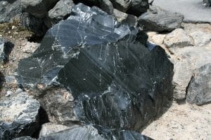 Obsidienne noire en bloc pure sur un volcan. Cette magnifique pierre possède des vertus, elle serait une gemme de protection elle repoussera les ondes négatives et les mauvaises énérgies.